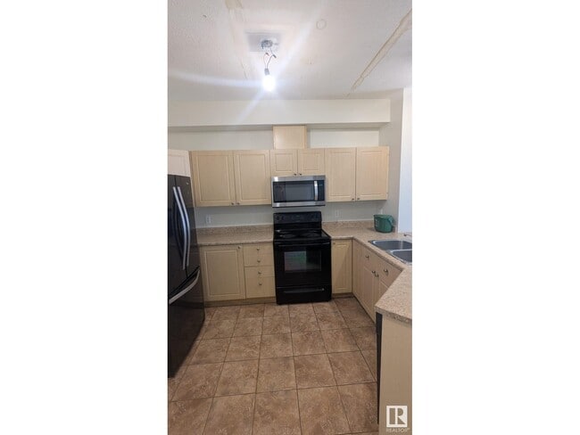 Photo du bâtiment - 4304 139 Ave NW