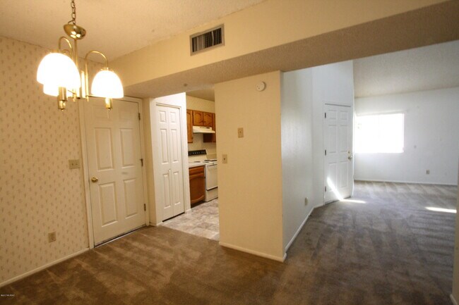 Building Photo - 179 W Lillian Ln