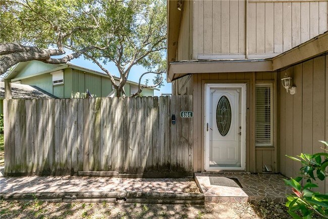 Foto del edificio - 6164 Hidden Oaks St