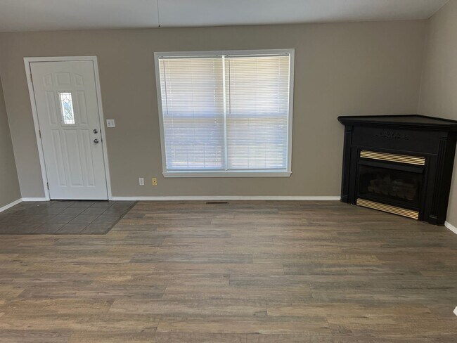 Building Photo - Republic Schools! 3 Bedrooms! 2 Baths! $1395