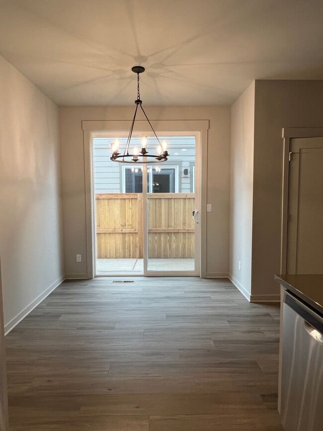 Building Photo - 3 Bedroom Townhome Dry Canyon Community