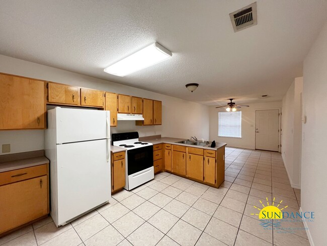 Building Photo - Gated Community, 2 Bedroom unit in Crestview!