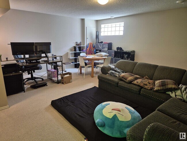 Photo du bâtiment - 120 Magrath Rd NW