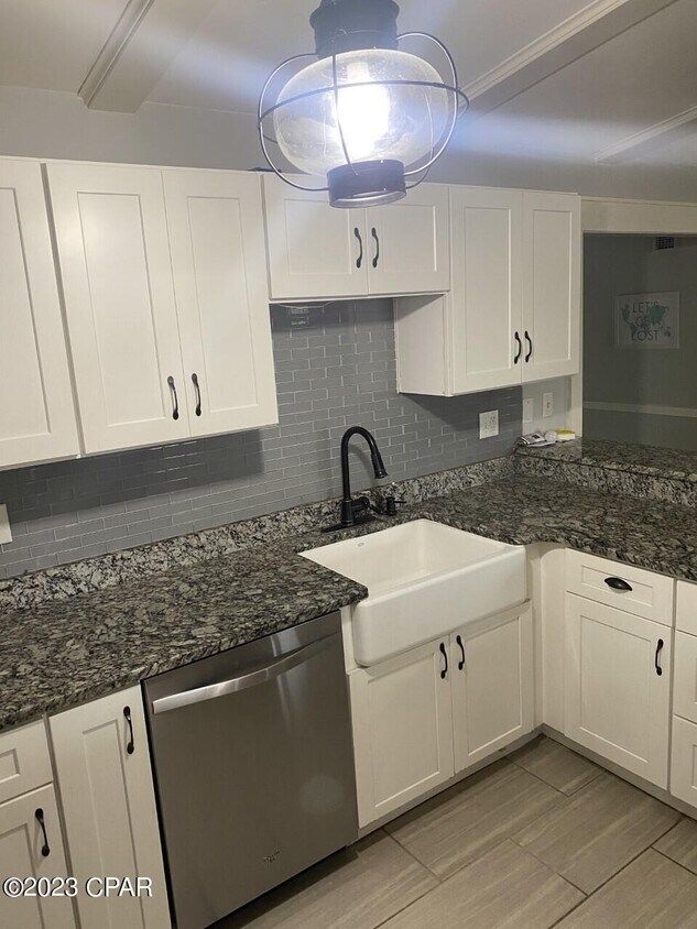 Primary Photo - 207 Woodlawn Dr
