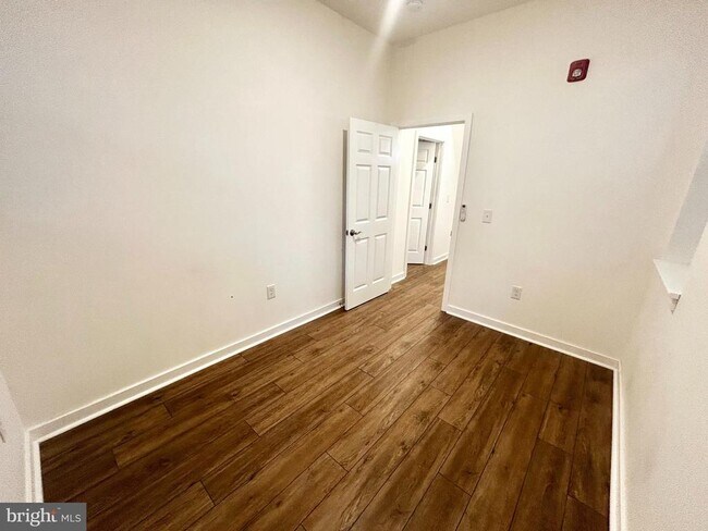 Building Photo - 405 S 42nd St