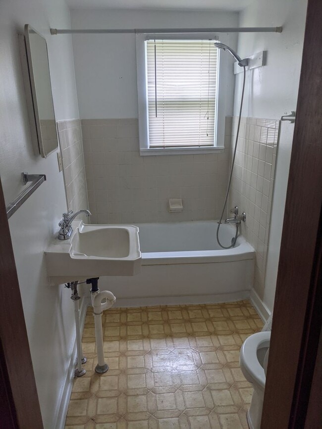 Building Photo - Cute 1 bedroom house! Located near Ta Ha Zouka Park!  Bonita casa de 1 dormitorio. ¡Ubicada cerca...