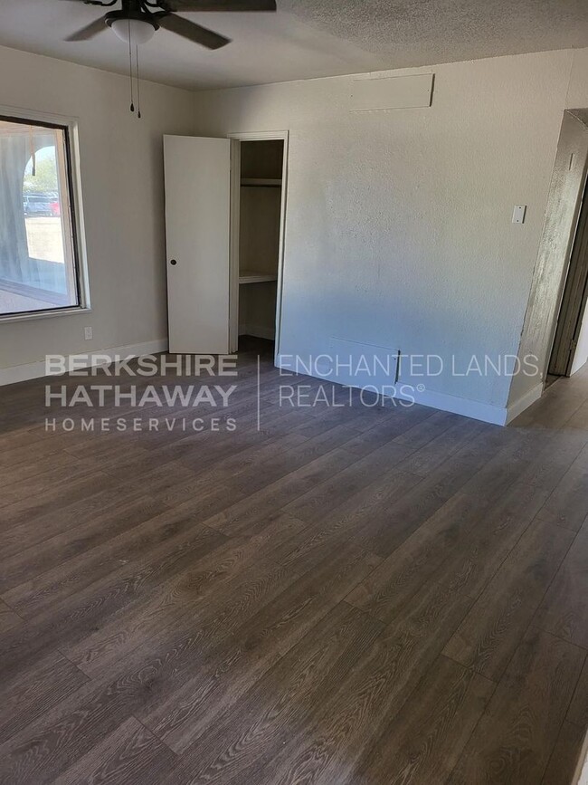 Building Photo - 1509 W Hank Ave