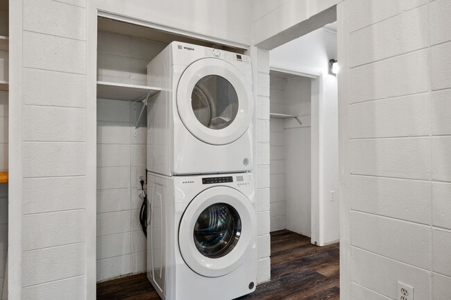 Building Photo - 3 bed/2 bath. Close to Campus. Pet Friendly.