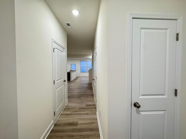 Foto del edificio - Come see this lovely townhome in a desirab...