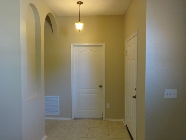 Building Photo - 523 Royal Ridge Street