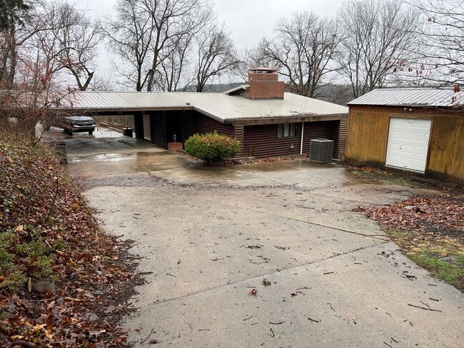 Building Photo - 4 Bedroom 2 bath home near lake Tenkiller ...
