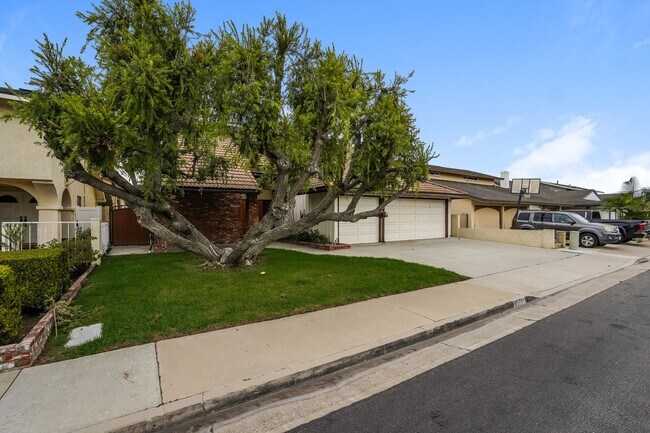 Foto del edificio - LA PALMA  4BR/2.5BA HOME IN HIGHLY SOUGHT AFTER NEIGHBORHOOD