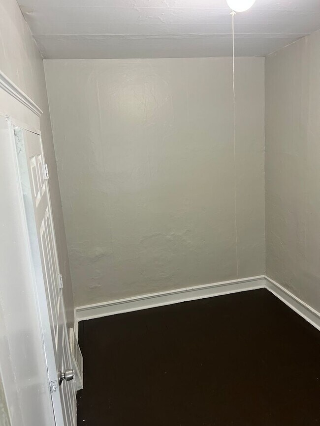 Building Photo - Spacious 3 Bedroom Cleveland Home
