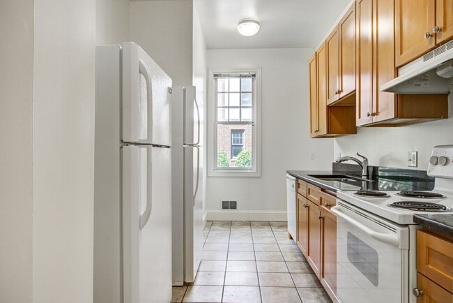 Building Photo - Victors Place