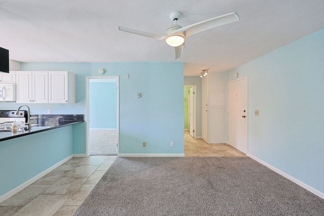Building Photo - 6930 Hyde Park Dr