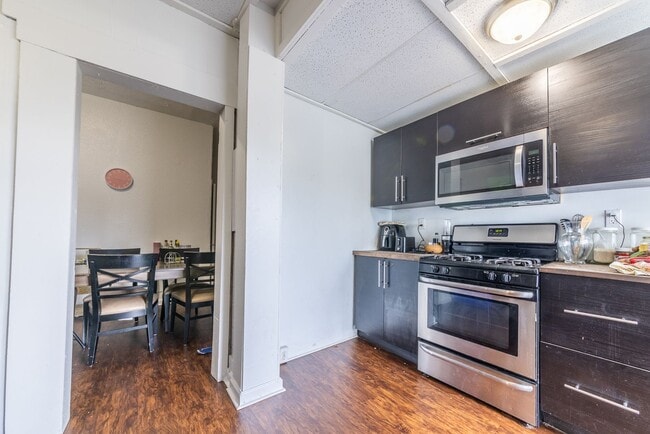 Building Photo - AVAILABLE AUGUST 2024 - Huge UPDATED 5 Bed...