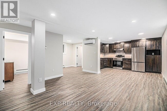 Photo du bâtiment - 1513 Queenswood Crescent