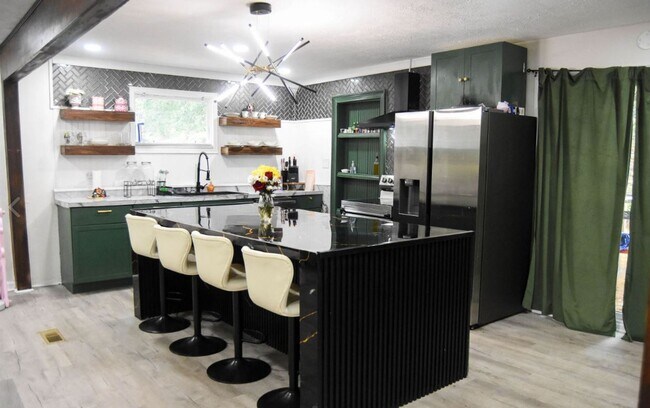 Building Photo - 3/2 in Anniston, Alabama!