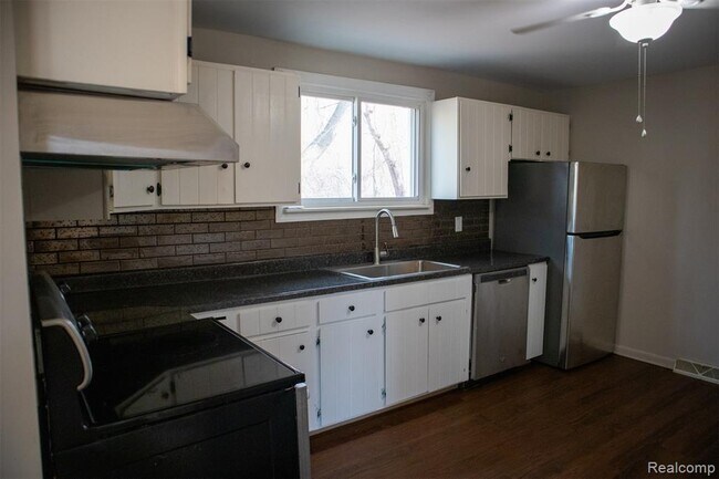 Foto del edificio - 604 Trombley Rd