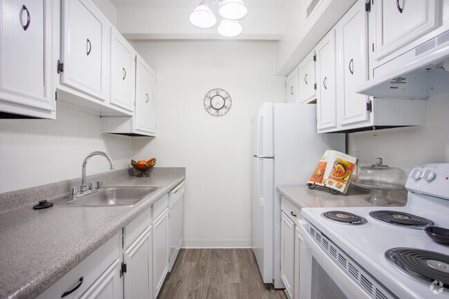 1BD, 1BA - 720SF - Kitchen - Sunset Pointe