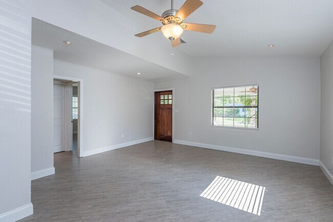 Building Photo - Charming Bungalow in Prime South Tampa – Plant High School District!