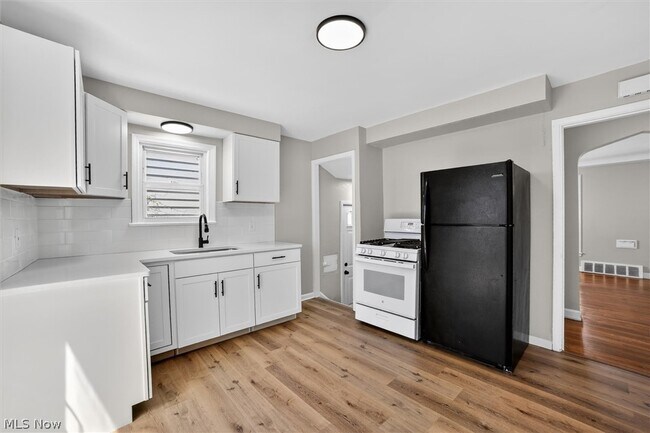 Building Photo - 13776 Shady Oak Blvd
