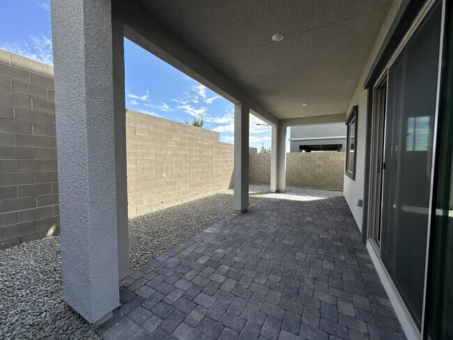 Foto del edificio - 11836 Black Canary Ave