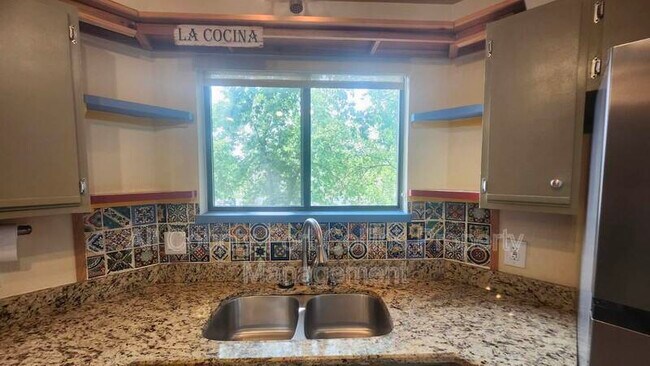 Foto del edificio - 4915 Twin Lakes Rd