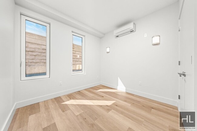 Building Photo - BRUCKNER BOULEVARD