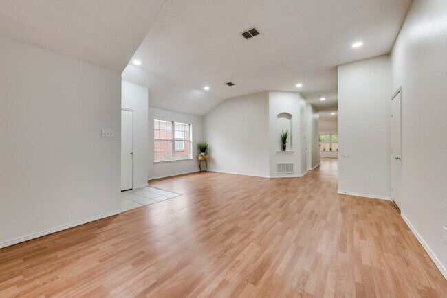 Foto del edificio - 10813 Fawn Valley Dr