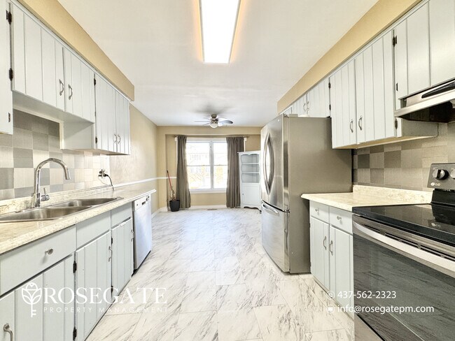 Photo du bâtiment - Spacious Corner-Unit Semi-Detached Home with 4 Bedrooms & Parking in Pickering