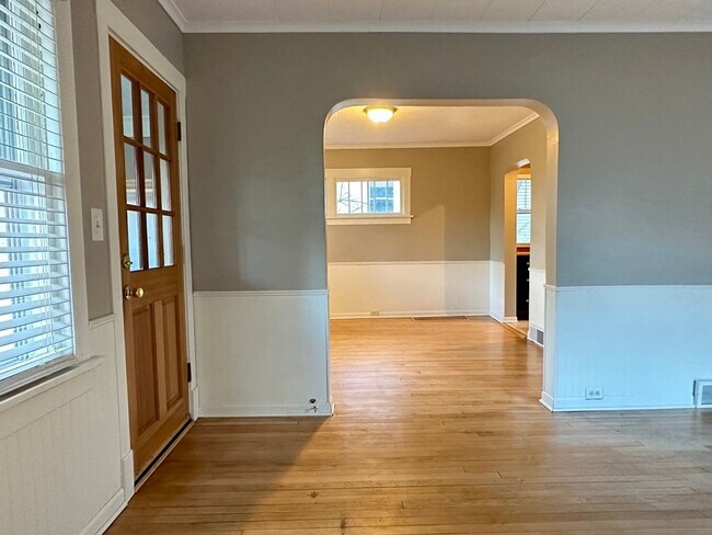 Building Photo - AVAILABLE NOW -  3 Bed 2 Bath w/ Large Fen...
