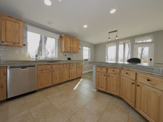 Foto del edificio - 916 Simpson Rd