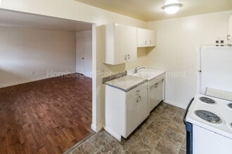 Building Photo - 728 W Maxwell Ave