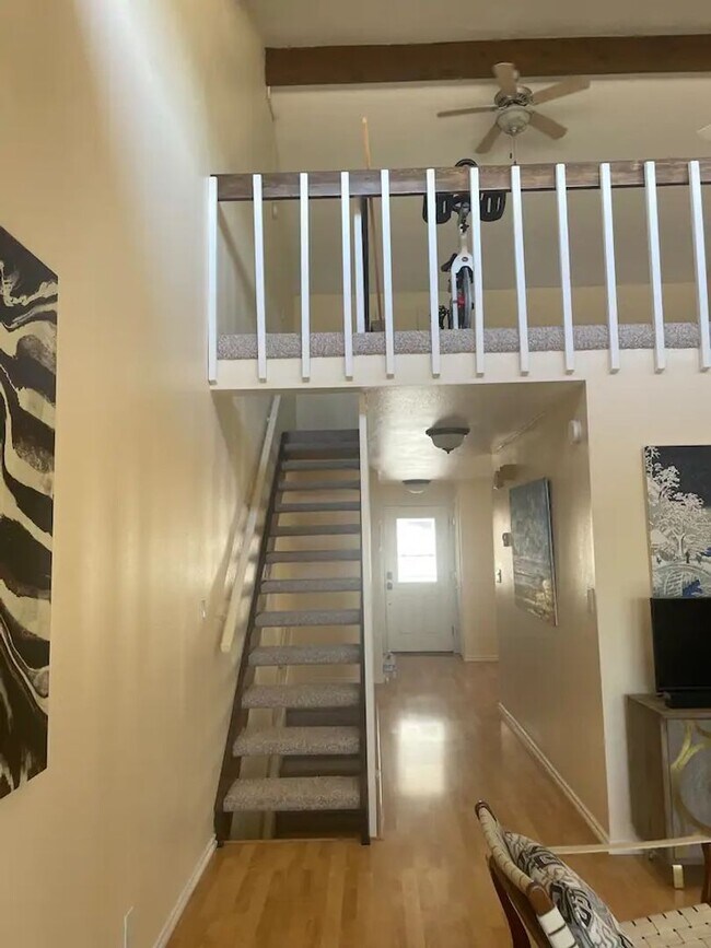 Building Photo - Luxurious Executive Rental with Stunning V...