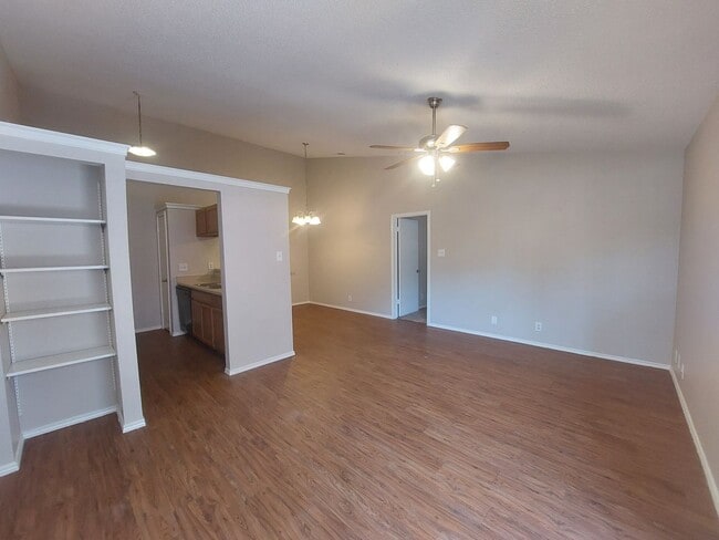 Building Photo - Northwest Crossing~2 Bedroom 2 Bath Single...