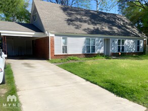 Building Photo - 3056 Darrow St