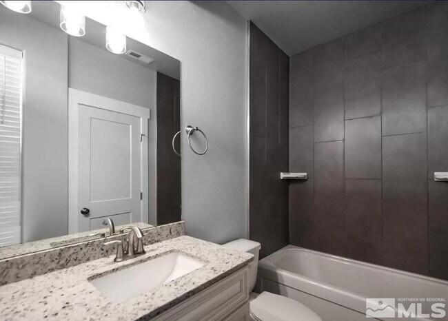 Foto del edificio - 720 Bluffs Ct