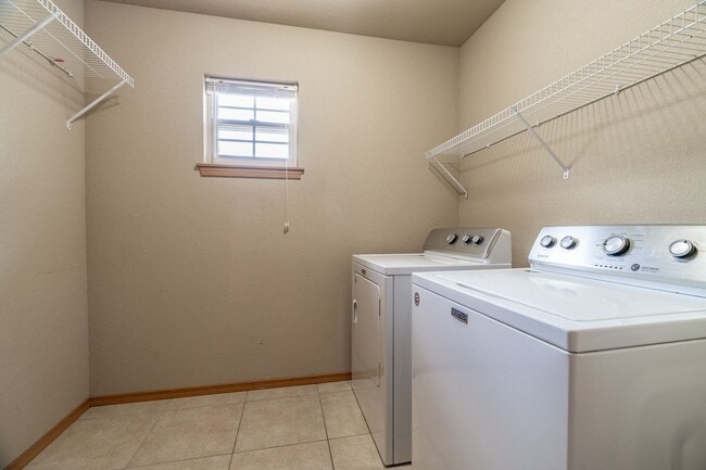 Photo - 4 Bedroom 2.5 Bath Townhome near Centennial Park!