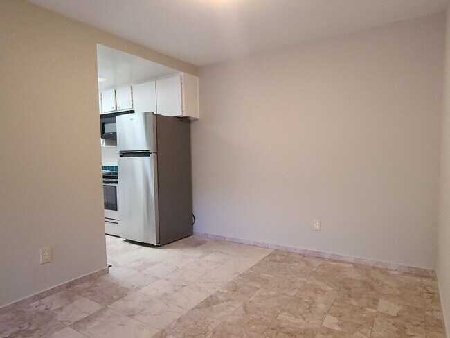Foto del edificio - 475 N Midway Dr
