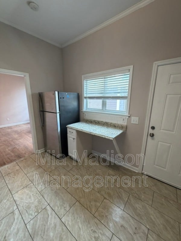 Building Photo - 305 W 39th St
