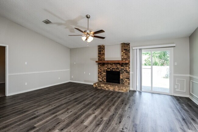 Building Photo - 7401 Meadow Creek Dr