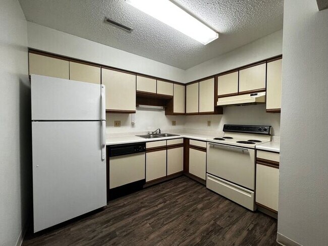 Foto del edificio - $1,175 | 3 Bedroom, 1 Bathroom Apartment | No Pets | Available for August 1st, 2026 Move In!