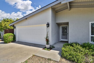 Building Photo - 557 W Gainsborough Rd