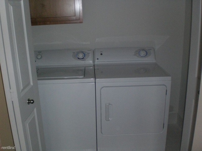 Building Photo - 2 br, 2.5 bath  - 22075 Parkview Dr