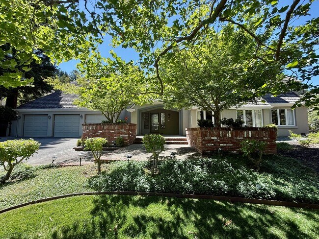 Building Photo - Stunning, Furnished 4 Bed 3.5 Bath + Offic...