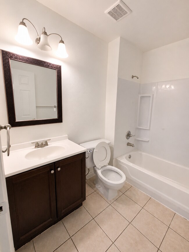 Foto del edificio - Convenient location, new paint & carpet throughout, enclosed patio.