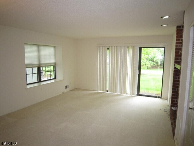 Building Photo - 49 Woodward Ln