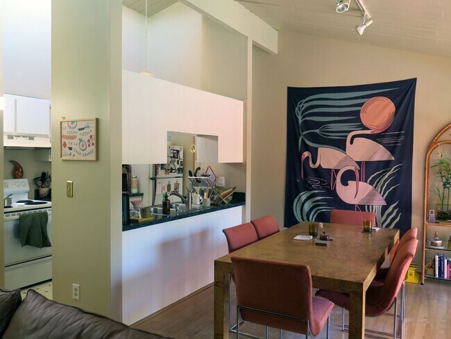 Foto del edificio - Two-Bedroom Condo| Parking + WiFi Included!