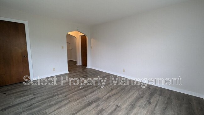 Building Photo - 1033 Edgewater Ave